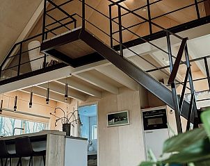 Stijlvolle trap naar mezzanine in Huisje in Stellendam, vakantieaccommodatie in Goeree-Overflakkee, Zuid-Holland.