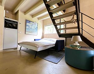 Slaapbank onder trap in Huisje in Stellendam, gezellige vakantiewoning in Goeree-Overflakkee, Zuid-Holland.