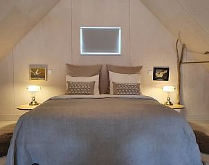 Gezellige slaapkamer met decoraties in Huisje in Stellendam, vakantiewoning in Goeree-Overflakkee, Zuid-Holland.