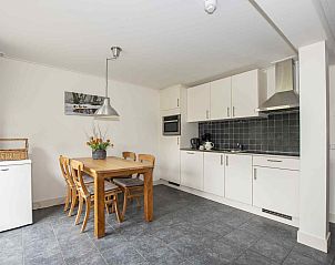 Gezellige keukenhoek in vakantiehuis ZH017, Gouda, met eettafel en moderne apparatuur.