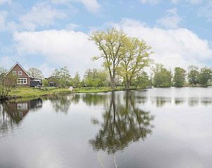 Volledig uitgeruste keuken in ZH018 vakantiehuis Gouda, met roestvrijstalen apparatuur en houten plafond.