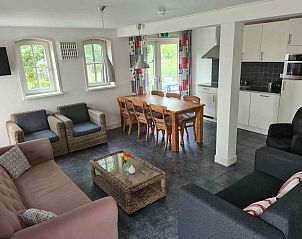 Open leefruimte in ZH018 vakantiehuis Gouda, met eetgedeelte en comfortabele zithoek.