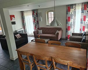 Lichte slaapkamer in ZH018 vakantiehuis Gouda, met tweepersoonsbed en kleurrijke muur.