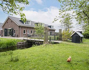 Gezellige eetruimte in ZH018 vakantiehuis Gouda, met grote ramen en uitzicht op de tuin.