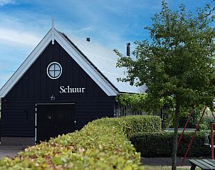 Voorzijde van De Schuur vakantiehuis in Kaag, Groene Hart, Zuid-Holland met karakteristieke zwarte houten gevel.