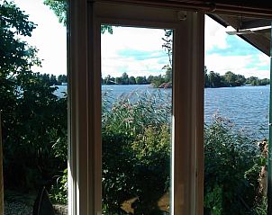 Prachtig uitzicht op het water vanuit de woonkamer van Vakantiehuis in Reeuwijk.