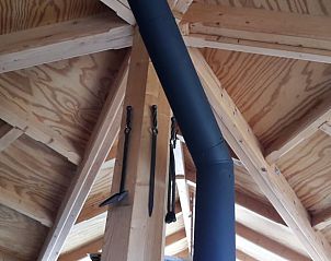 Houten plafond met schoorsteen in Vakantiehuis in Reeuwijk, Zuid-Holland.