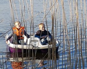 Kinderen genieten van een waterfietsavontuur nabij Vakantiehuis in Reeuwijk.