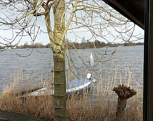 Uitzicht op aangemeerde boot vanuit Vakantiehuis in Reeuwijk, ideaal voor vissers.