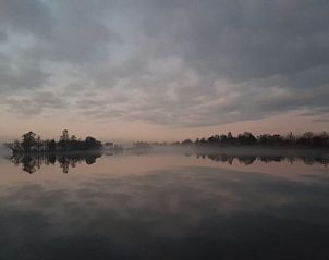 Mysterieuze ochtendnevel over het meer bij Vakantiehuis in Reeuwijk, Zuid-Holland.