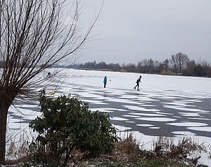 Winterpret op het bevroren meer nabij Vakantiehuis in Reeuwijk, ideaal voor schaatsers.