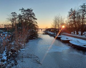 Bevroren kanaal bij zonsondergang nabij Vakantiehuis in Reeuwijk, perfect voor fotografie.