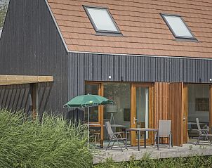 Zonnig terras van De Reeuwijkse Plassen 2-persoons waterwoning 2C, Reeuwijk, Groene hart, Zuid-Holland.