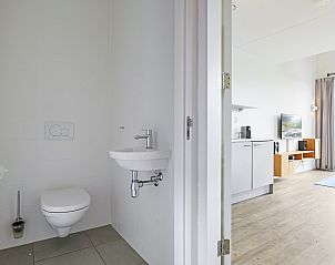 Ingang van De Reeuwijkse Plassen 2-persoons waterwoning 2C met houten details, Reeuwijk, Zuid-Holland.