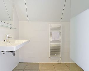 Zachte handdoeken op bed in De Reeuwijkse Plassen 2-persoons waterwoning 2C, Reeuwijk, Zuid-Holland.