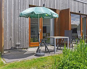 Badkamer met wastafel en handdoekradiator in De Reeuwijkse Plassen 2-persoons waterwoning 2C, Reeuwijk, Zuid-Holland.