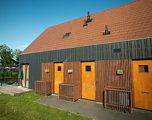 Achteraanzicht van De Reeuwijkse Plassen 2-persoons waterwoning 2C met houten gevel, Reeuwijk, Zuid-Holland.