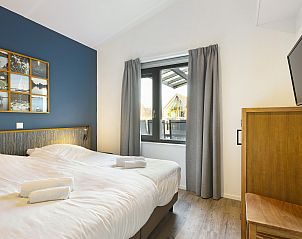 Stijlvolle binnenruimte met trap in De Reeuwijkse Plassen 8-persoons kinderwoning, vakantiehuis in Reeuwijk, Zuid-Holland.