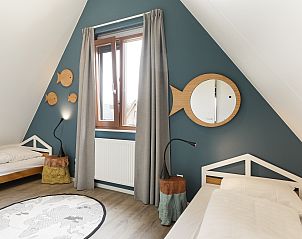 Moderne woonkamer in De Reeuwijkse Plassen bungalow, ideaal voor gezinnen, Reeuwijk.