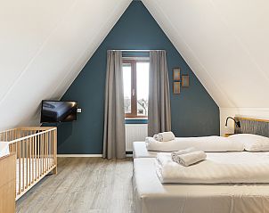 Uitzicht vanaf de zithoek in De Reeuwijkse Plassen vakantiehuis, met zicht op het water, Reeuwijk.