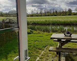Moderne badkamer in Vakantiehuis in Woerdense Verlaat, voorzien van douche in het Groene Hart, Zuid-Holland.
