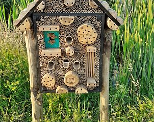 Insectenhotel bij Vakantiehuis in Woerdense Verlaat, bevorderlijk voor biodiversiteit in het Groene Hart, Zuid-Holland.