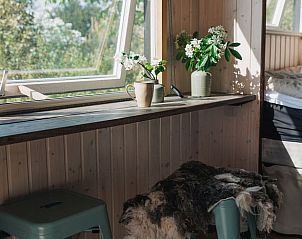 Gezellige zithoek met uitzicht op de natuur in Vakantiehuis in Hazerswoude-Dorp, Zuid-Holland.