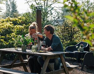 Ontspannen in de tuin van Vakantiehuis in Hazerswoude-Dorp, Zuid-Holland.