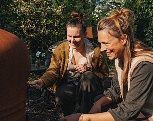 Genieten bij het kampvuur in Vakantiehuis in Hazerswoude-Dorp, Zuid-Holland.