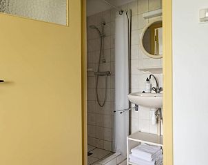 Moderne badkamer in Huisje in Hazerswoude-Dorp, een vakantiehuis in het Groene Hart van Zuid-Holland, met douche en wastafel.