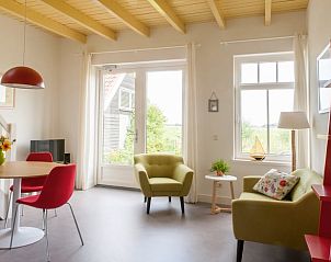 Lichte woonkamer in Vakantiehuis in Warmond met moderne inrichting, gelegen in het Groene Hart, Zuid-Holland.