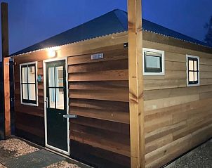 Vakantiehuisje in Leidschendam bij avondlicht, perfect voor een verblijf in het Groene Hart, Zuid-Holland.