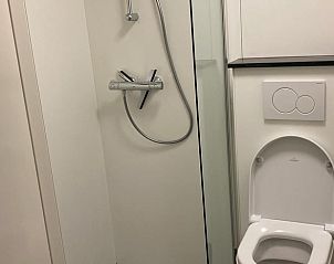 Moderne badkamer in Vakantiehuisje in Leidschendam, gelegen in het Groene Hart van Zuid-Holland.