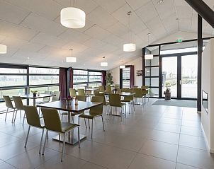 Lichte en open eetzaal in Vakantiehuisje in Noordeloos, Groene hart, Zuid-Holland met uitzicht op de omgeving.