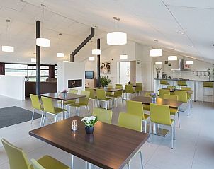 Stijlvolle eetkamer met bar in Vakantiehuisje in Noordeloos, Groene hart, Zuid-Holland voor groepsactiviteiten.