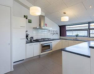 Volledig uitgeruste keuken in Vakantiehuisje in Noordeloos, Groene hart, Zuid-Holland met moderne apparatuur.