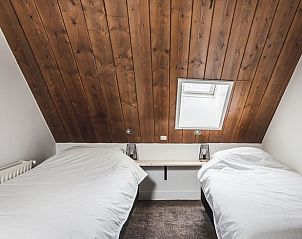 Slaapkamer met twee bedden in Huisje in Noordeloos, vakantiehuis in Noordeloos, Zuid-Holland.