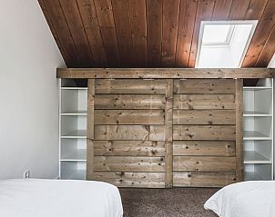 Opbergruimte met schuifdeuren in Huisje in Noordeloos, vakantiehuis in het Groene Hart.