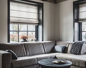 Comfortabele zithoek met uitzicht in Huisje in Noordeloos, vakantiehuis in het Groene Hart.