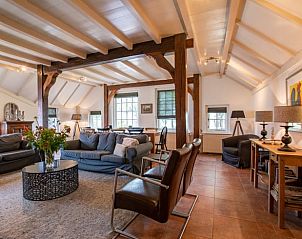 Gezellige woonkamer van Vakantiehuis in Aarlanderveen met comfortabele zitruimte.