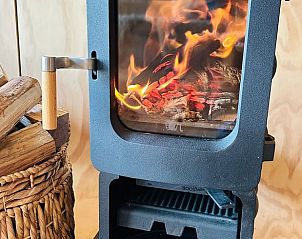 Vuur in de houtkachel van Huisje in Oud Ade, vakantiehuis in Zuid-Holland.