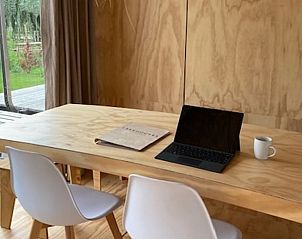 Werkplek in Huisje in Oud Ade, vakantiehuis met houten eettafel, Zuid-Holland.