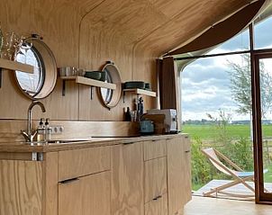 Keuken in Huisje in Oud Ade, vakantiehuis met uitzicht op groene velden, Zuid-Holland.