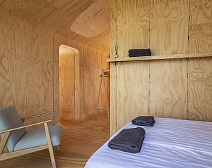 Huisje in Oud Ade, slaapkamer met houten design, Groene Hart, Zuid-Holland.