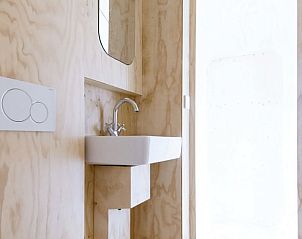 Badkamer in Huisje in Oud Ade, vakantiehuis met houten interieur, Zuid-Holland.