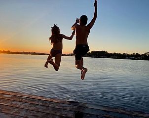 Springen in het water bij Huisje in Oud Ade, vakantiehuis, Zuid-Holland.