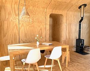 Eetkamer in Huisje in Oud Ade vakantiehuis in Groene hart Zuid-Holland met houten tafel en moderne inrichting.