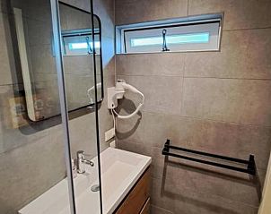 Moderne badkamer in Vakantiehuis in Bergambacht, Groene Hart, Zuid-Holland.