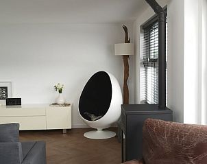 Gezellige woonkamer in Huisje in Rijnsaterwoude vakantieaccommodatie in Groene Hart Zuid-Holland met moderne meubels.