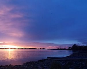 Avondschemering boven het meer bij Huisje in Rijnsaterwoude vakantiehuis in Groene Hart Zuid-Holland.